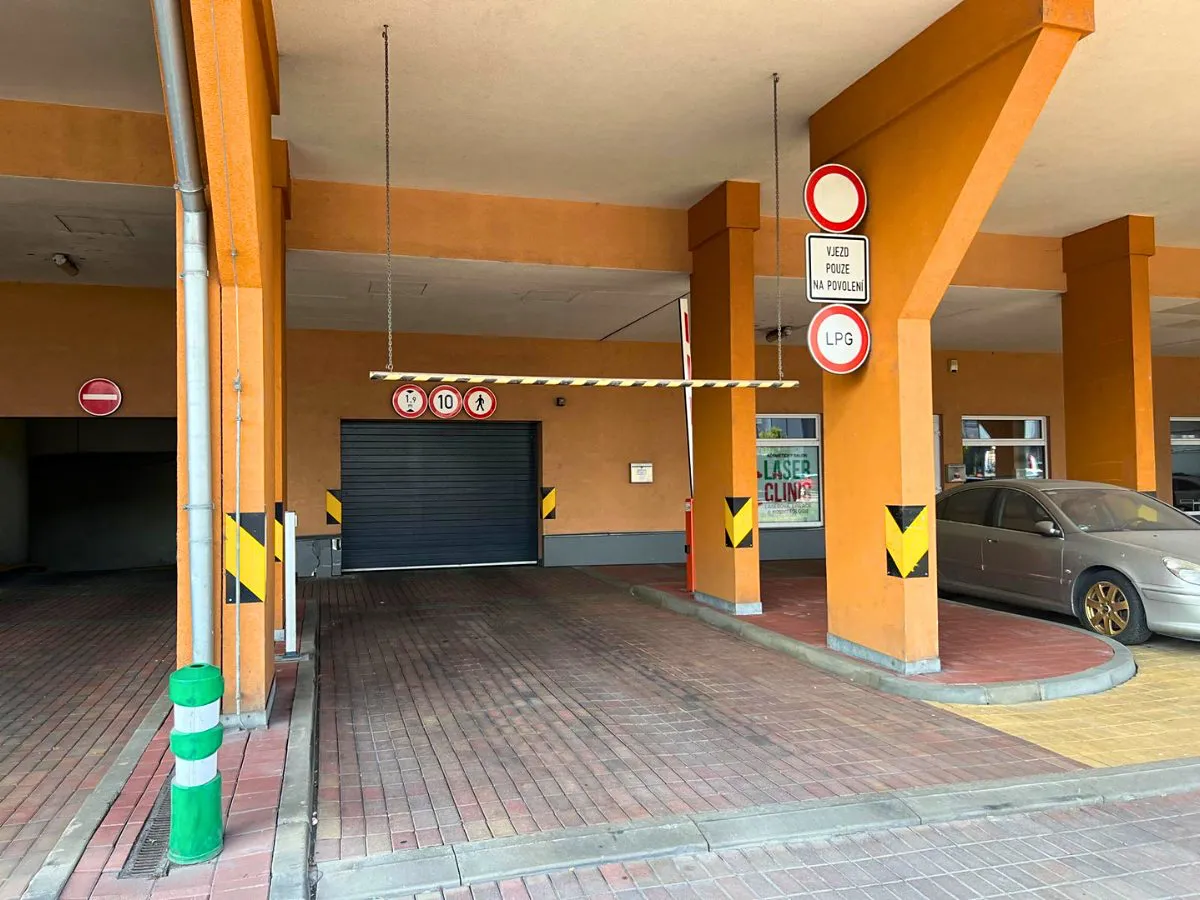 Pronájem garážového stání 12 m²
